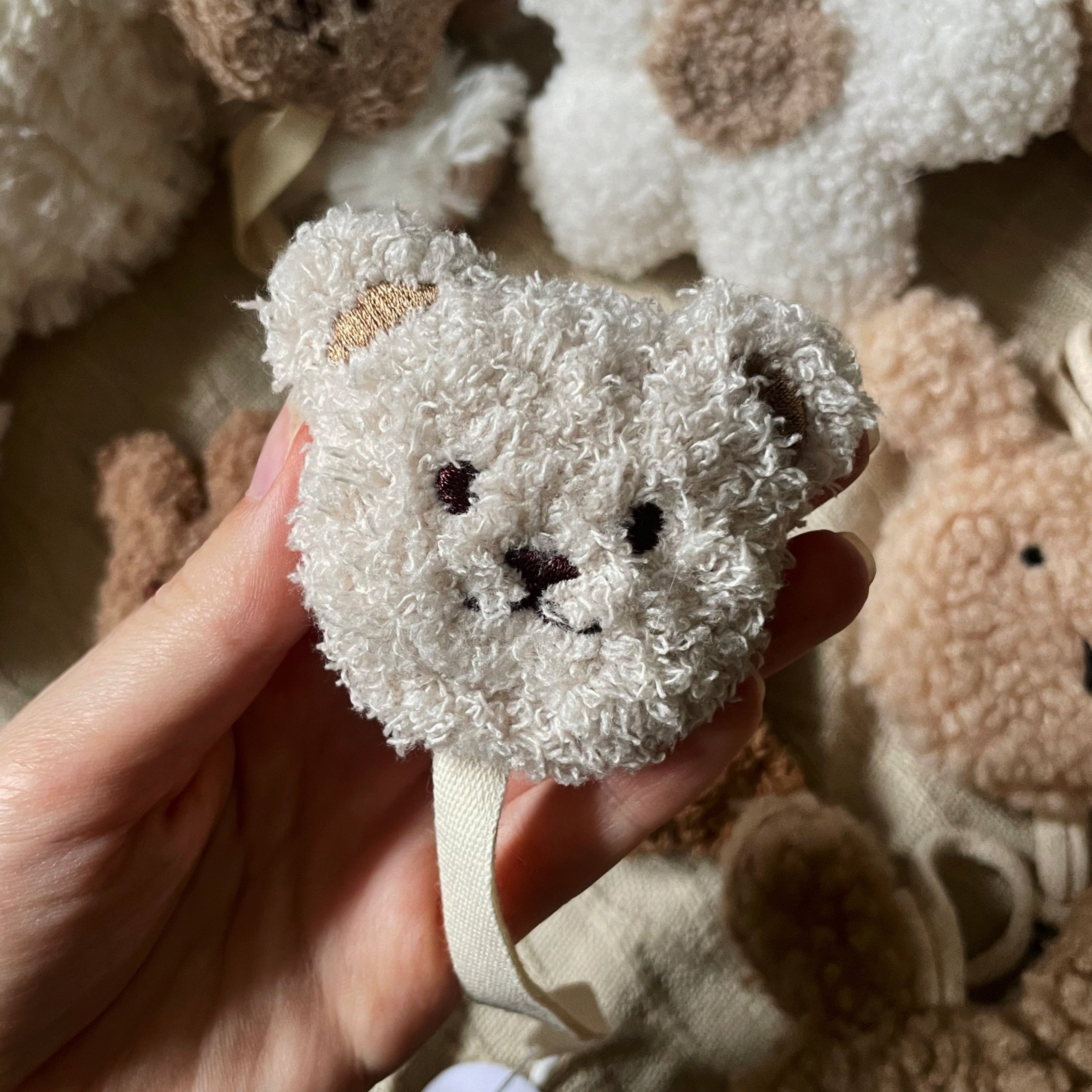 doudou attache-tétine en forme d'ourson blanc