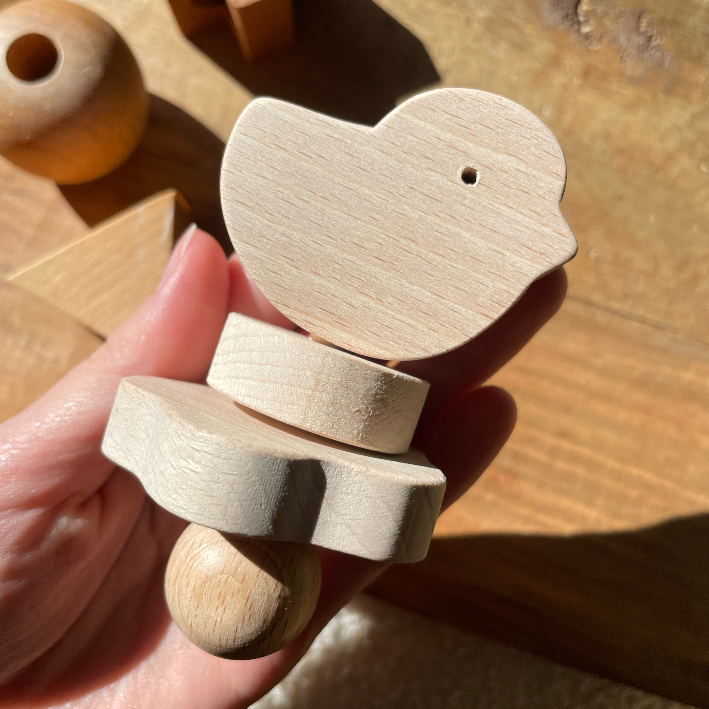 hochet en bois fabriqué à la main en france