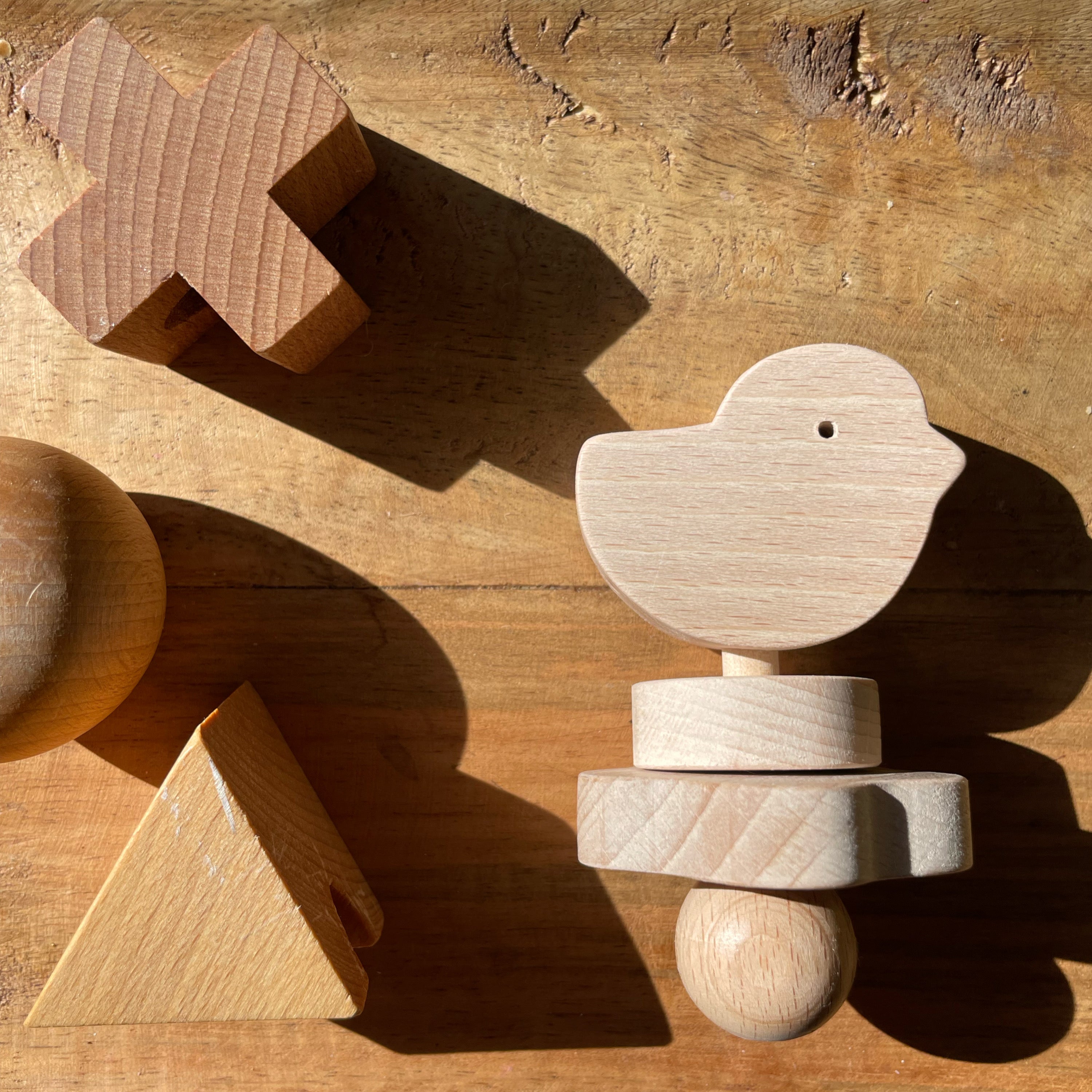 hochet en bois pour bébé en forme d'oiseau