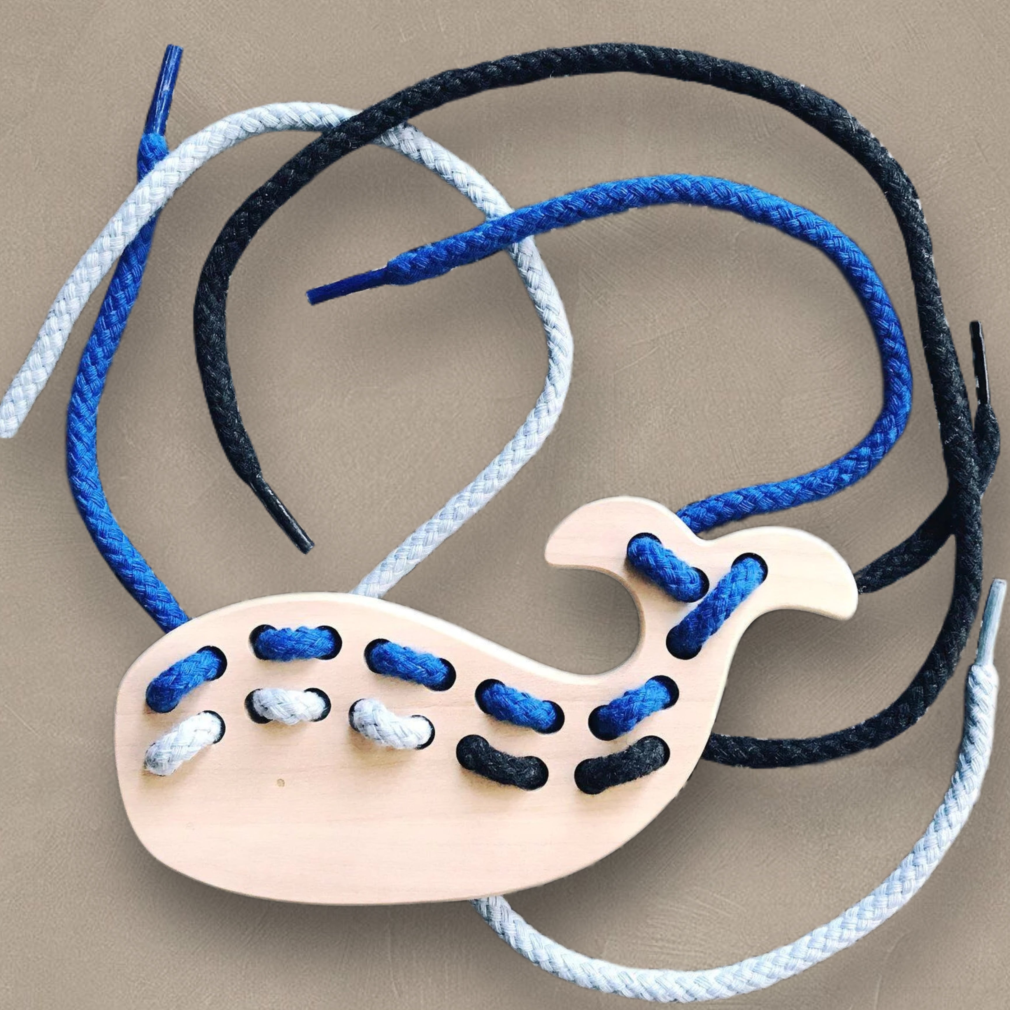 jouet de laçage montessori pour développer la motricité fine