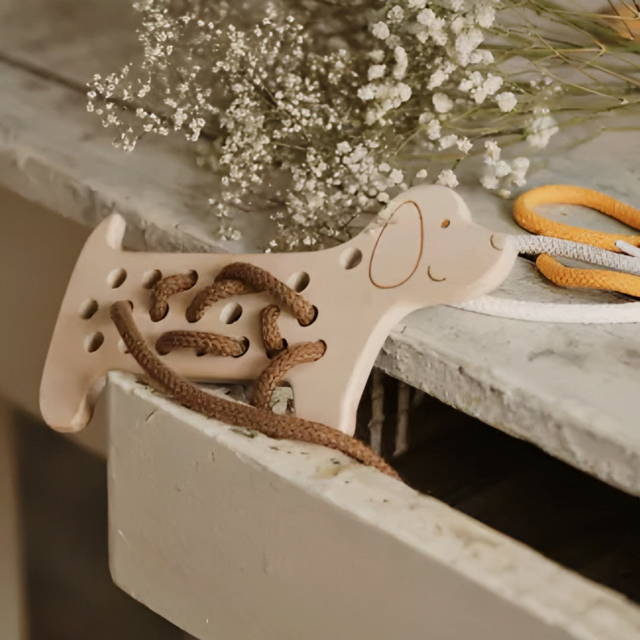 jouet à lacer pour développer la motricité fine